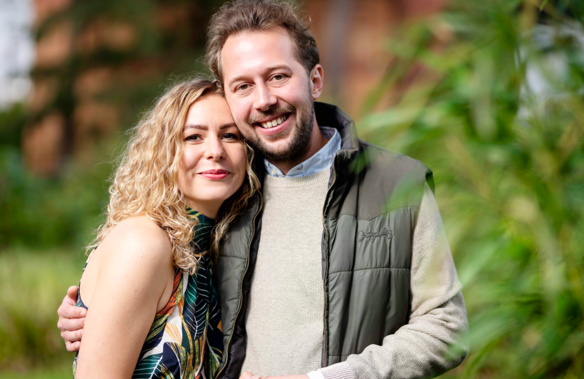 Das "Bauer sucht Frau"-Paar Antje und Arne lächeln Arm in Arm in die Kamera.