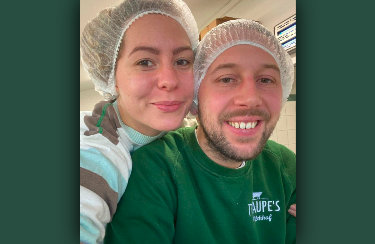 "Bauer sucht Frau" 2022: Arne und Antje - Selfie in der Käserei