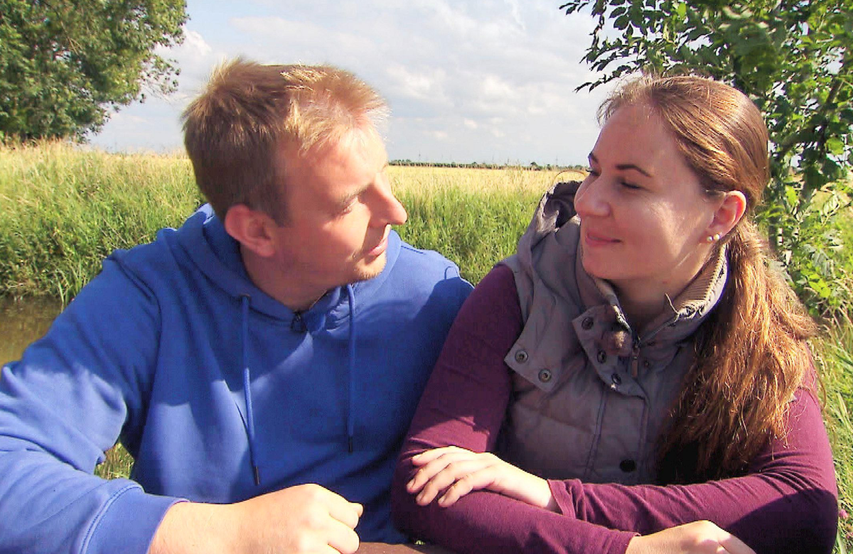 "Bauer sucht Frau" 2022 - Folge 8 - Ulf und Anna Lina sehen sich glücklich an