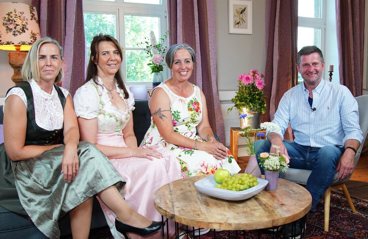 "Bauer sucht Frau" 2022: Scheunenfest - Michael N. mit seinen Kandidatinnen Janine, Mandy & Christine