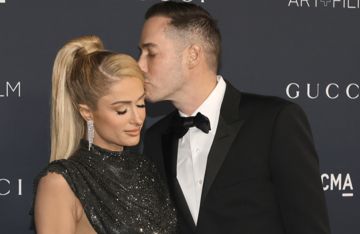 Carter Reum gibt Paris Hilton einen Kuss auf den Kopf.