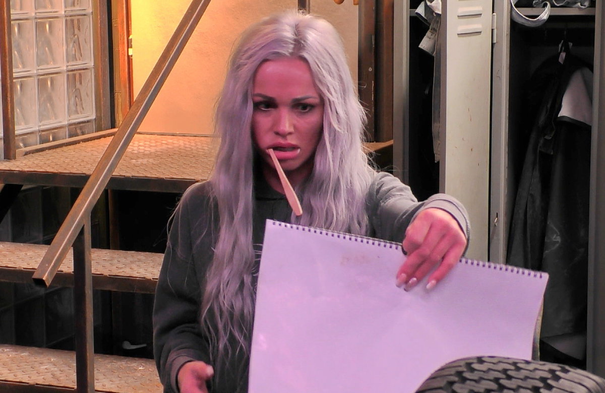 Catrin Heyne entdeckt sich auf einem Kalender bei "Promi Big Brother"