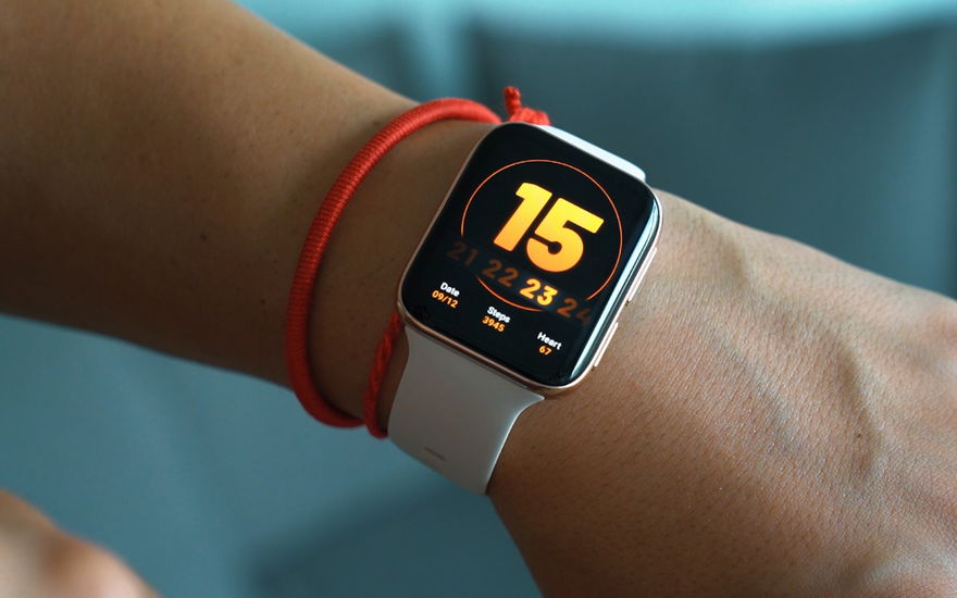 Frau trägt Smartwatch am Handgelenk