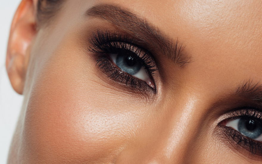 Frau volle Wimpern