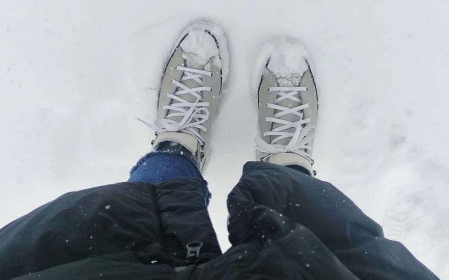 Frau mit Sneakern im Schnee