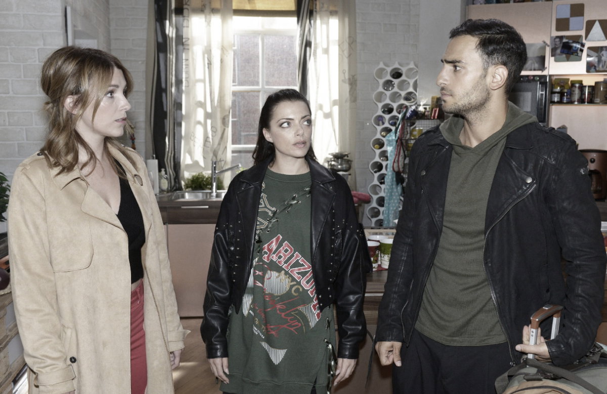 Lilly, Emily und Nihat schauen sich bei GZSZ geschockt an