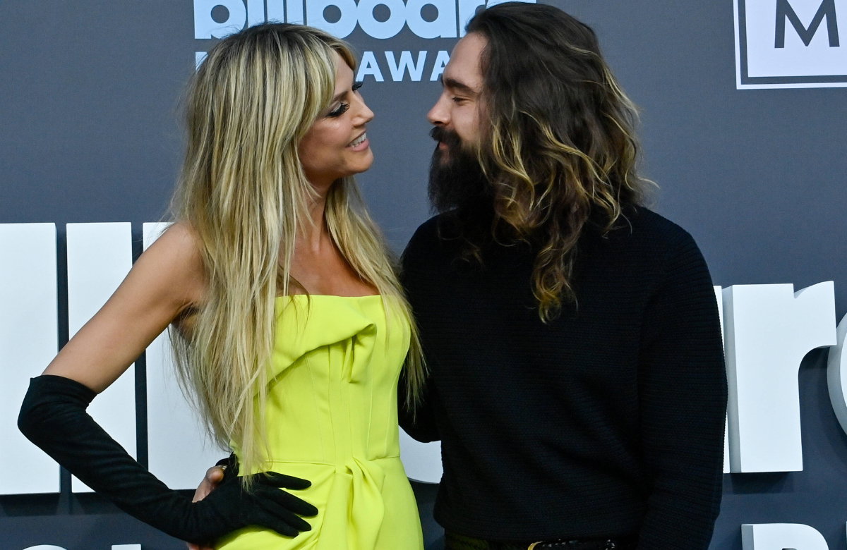 Heidi Klum und Tom Kaulitz schauen sich an und lachen