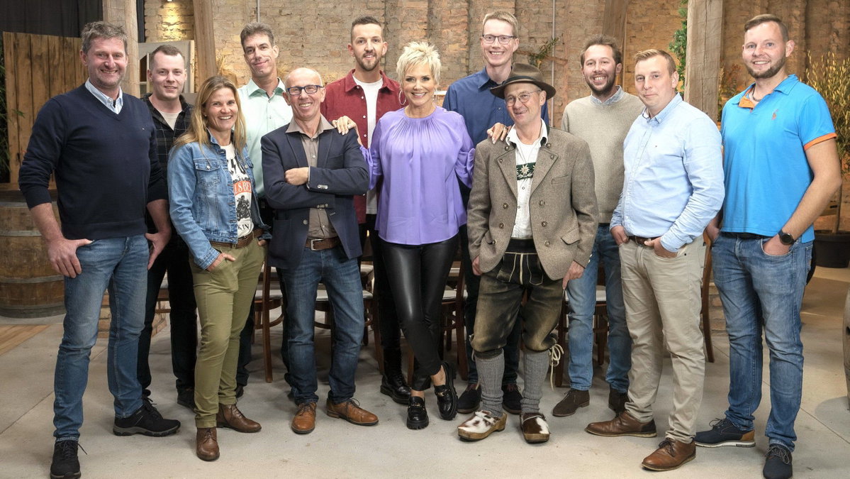 Inka Bause mit den Landwirten der 18. "Bauer sucht Frau"-Staffel