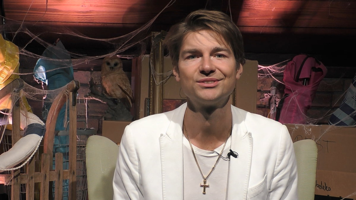 Jeremy Fragrance bei "Promi Big Brother" im Sprechzimmer.