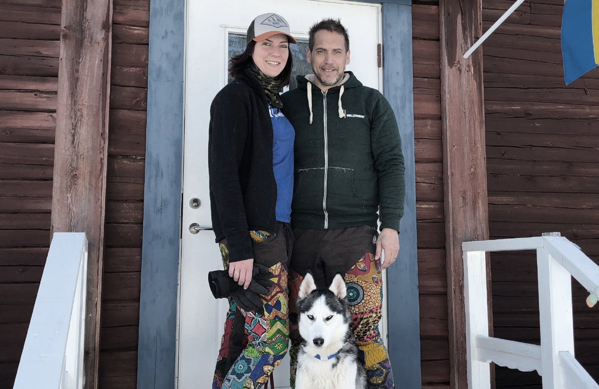 Die "Goodbye Deutschland"-Auswanderer Julia Siefert-Winter und Sven vor ihrem Haus in Lappland.