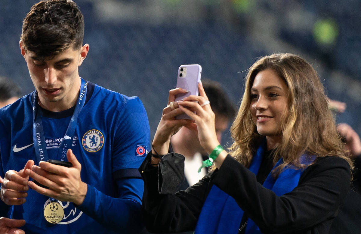 Kai Havertz und Freundin Sophia am Handy