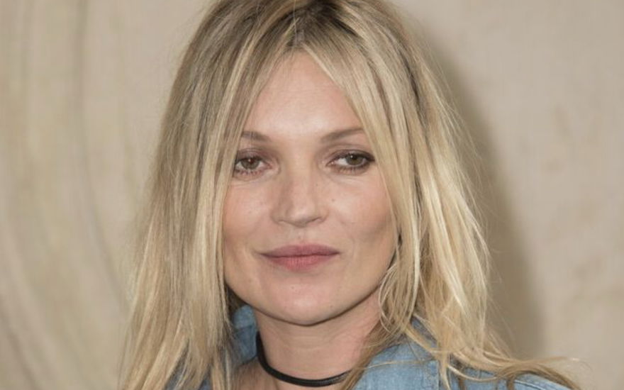 Kate Moss sieht müde und betrunken aus.