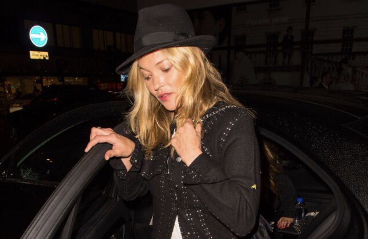Kate Moss steigt aus dem Auto und sieht betrunken und müde aus.