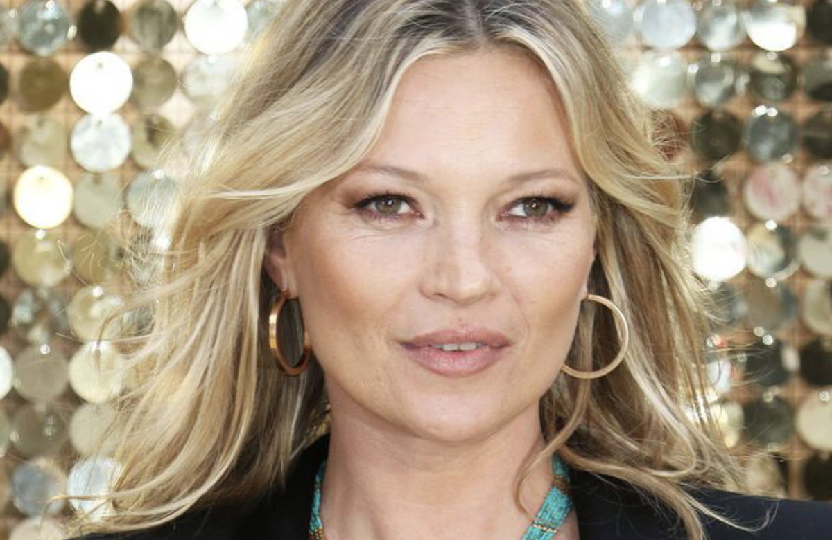 Kate Moss vor einem goldenen Hintergrund.