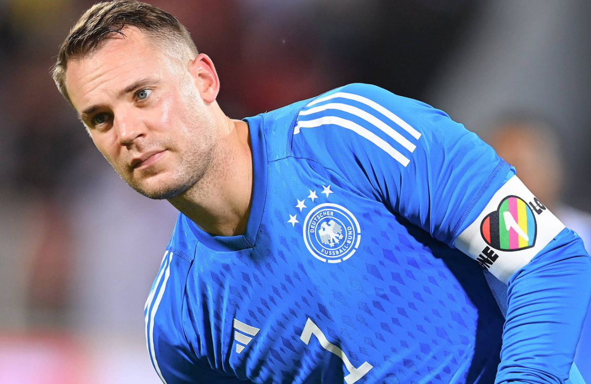 Manuel Neuer in Trikot mit "One Love"-Binde