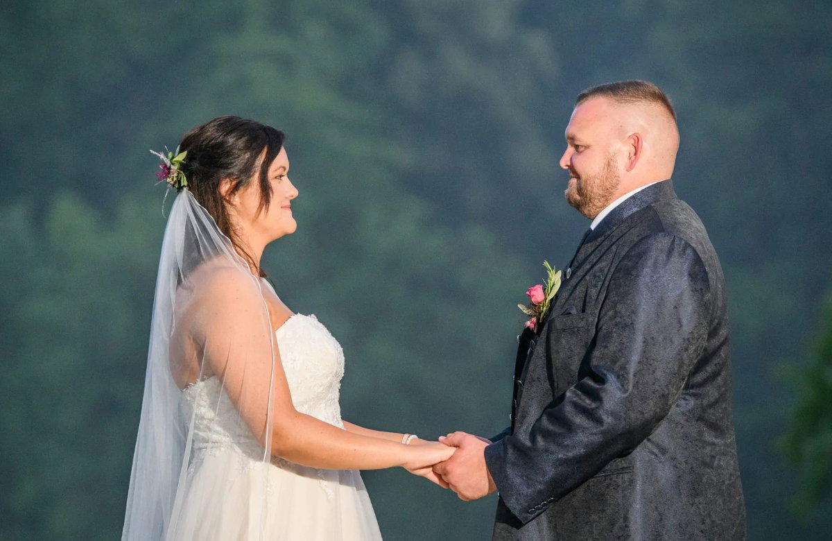 Das "Hochzeit auf den ersten Blick"-Paar Marcus und Simone schauen sich an.