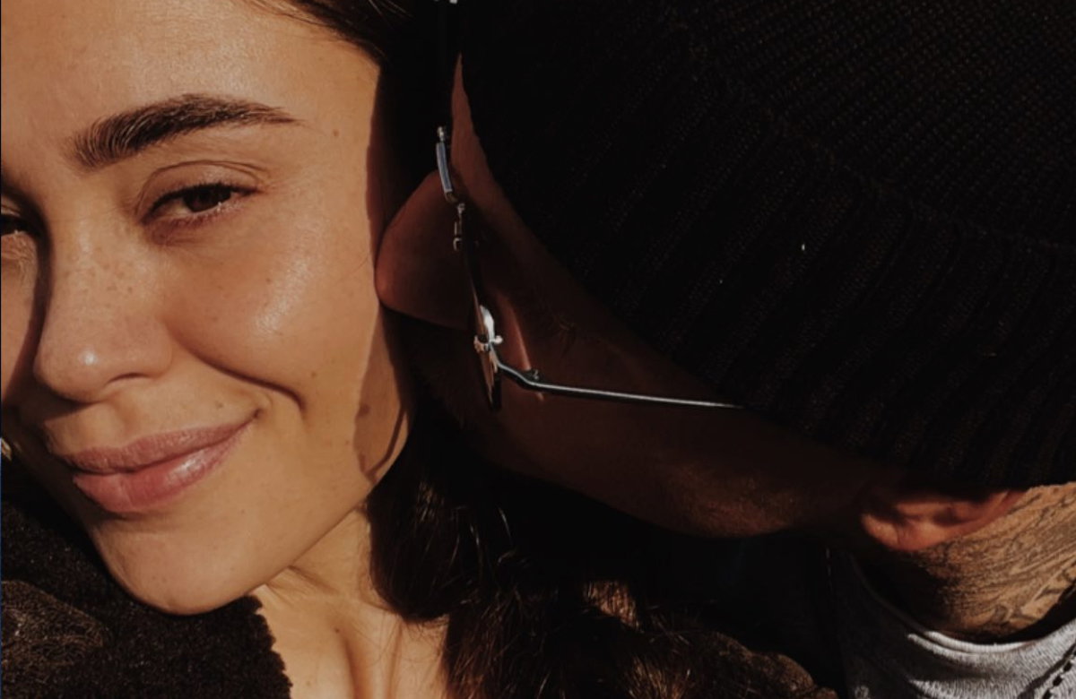 Paco Herb gibt Melissa Damilia einen Kuss auf die Wange