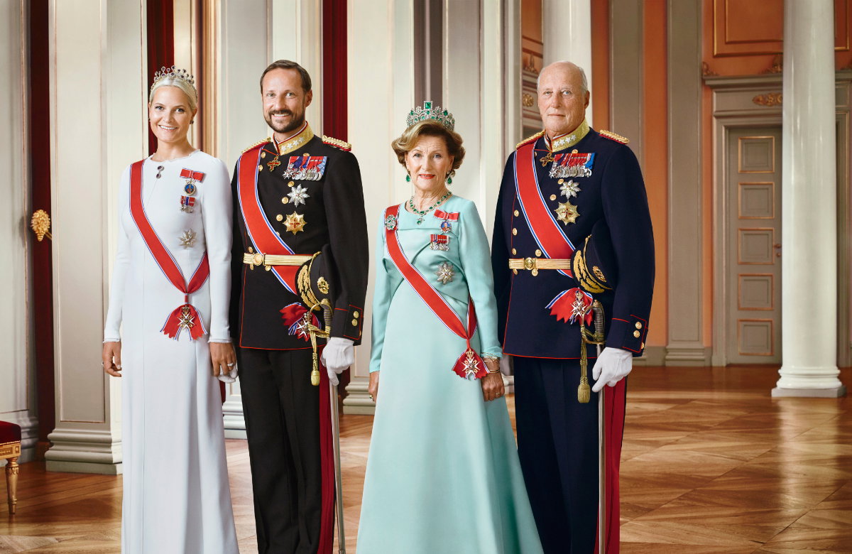 Prinzessin Mette Marit weint - im Hintergrund norwegische Royals