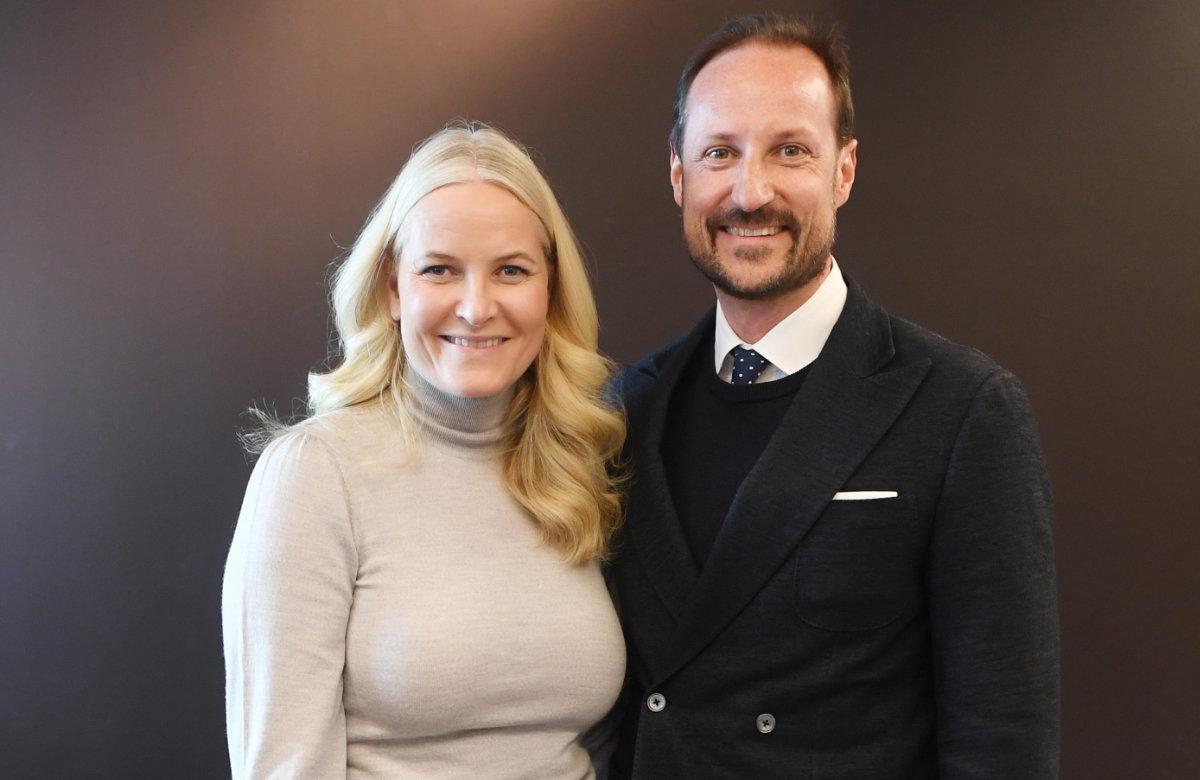 Prinz Haakon und Prinzessin Mette-Marit von Norwegen lächeln freundlich