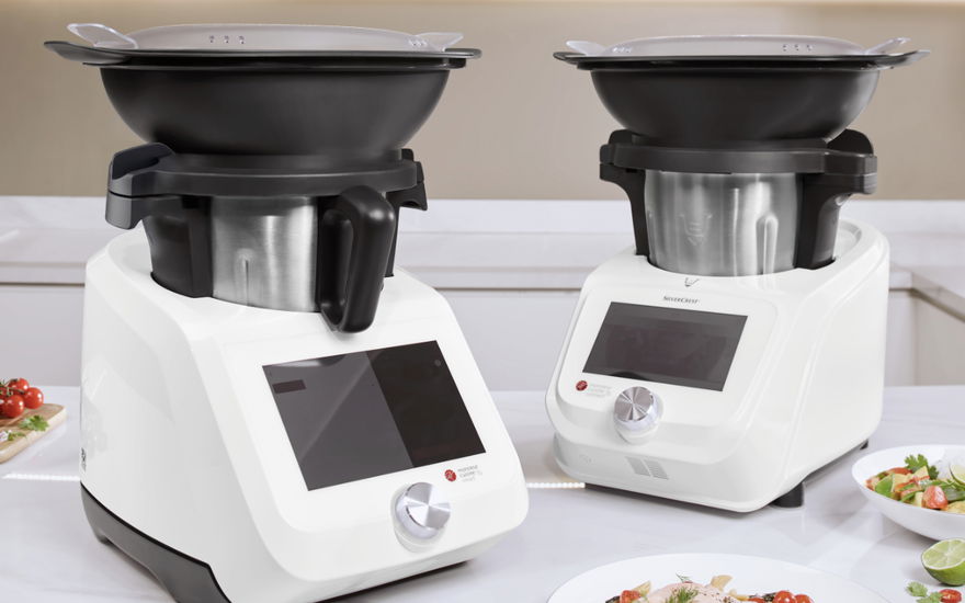 Monsieur Couisine smart Küchengeräte auf Tisch von Lidl mit Essen