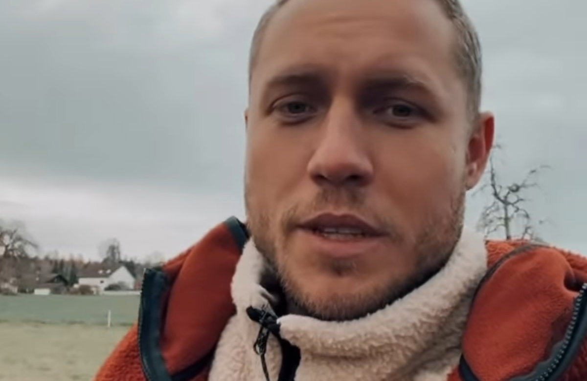 Patrick Romer spricht in Handykamera