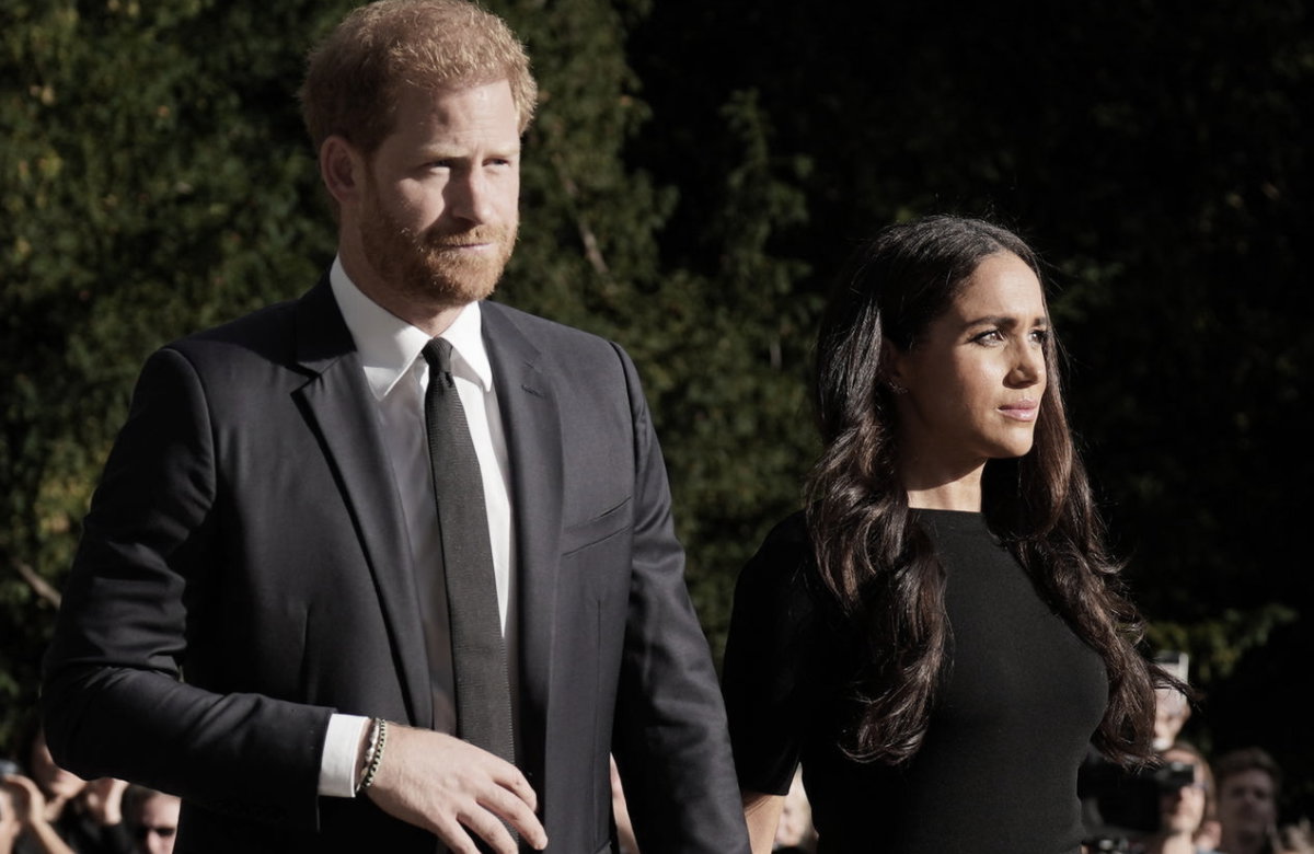 Prinz Harry und Herzogin Meghan gucken beide ernst