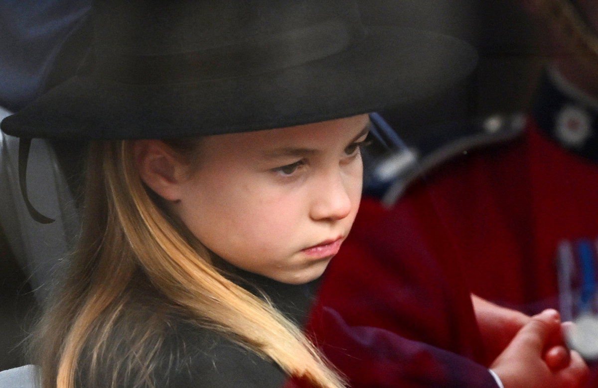 Prinzessin Charlotte mit schwarzem Hut schaut traurig