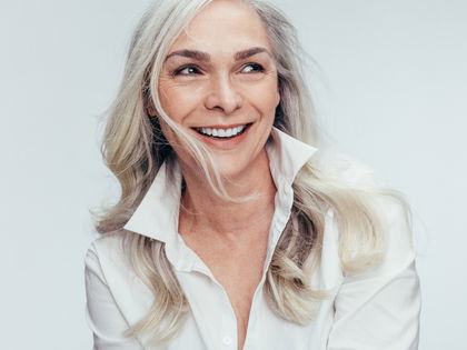Anti-Aging: Dieses Make-up passt zu grauen Haaren