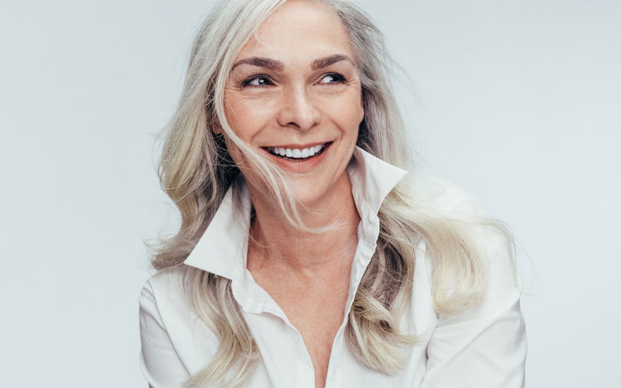 Anti-Aging: Dieses Make-up passt zu grauen Haaren