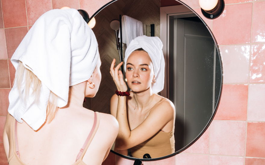 Retinolserum von dm: Die besten Drogerie-Produkte gegen Falten, Pickel und Co.