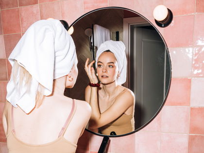 Retinolserum von dm: Die besten Drogerie-Produkte gegen Falten, Pickel und Co.