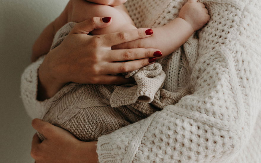 Retinol in der Stillzeit: Schaden Cremes und Seren mit Vitamin A deinem Baby?
