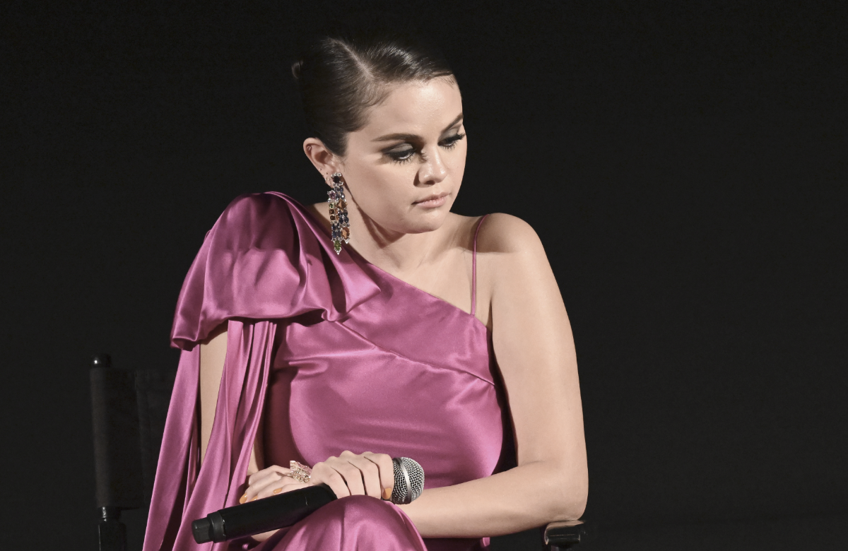 Selena Gomewz guckt traurig nach unten