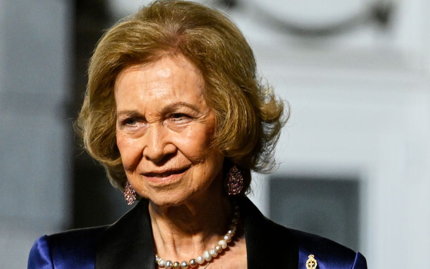 Sofia von Spanien schaut ernst