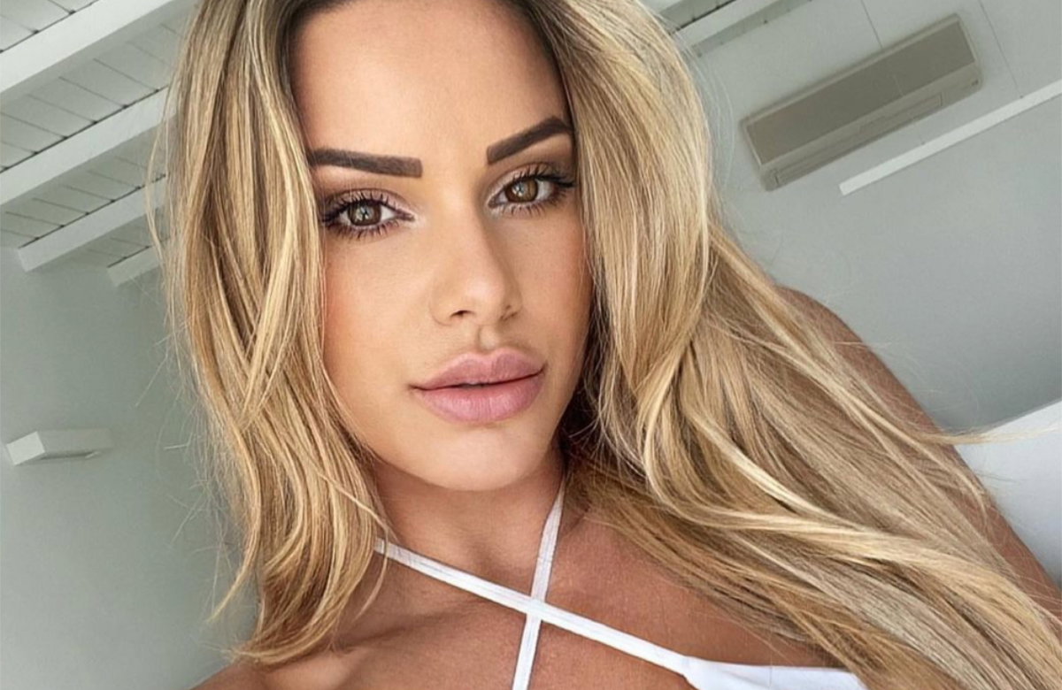 Ein Selfie von Vanessa Mariposa in weißem Bikini.