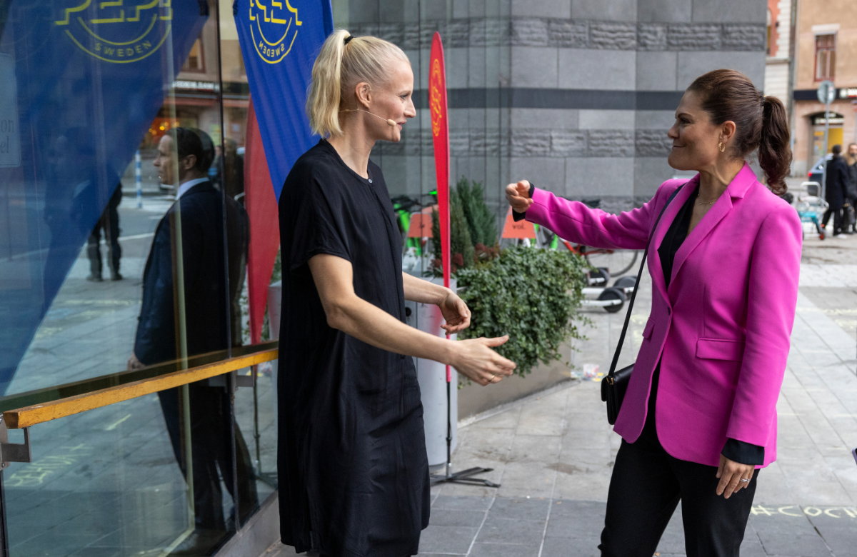 Victoria von Schweden und Carolina Klüft begrüßen sich
