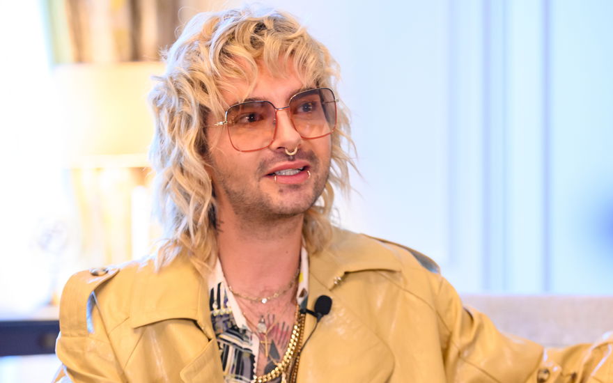 Bill Kaulitz sitzt auf einer Couch