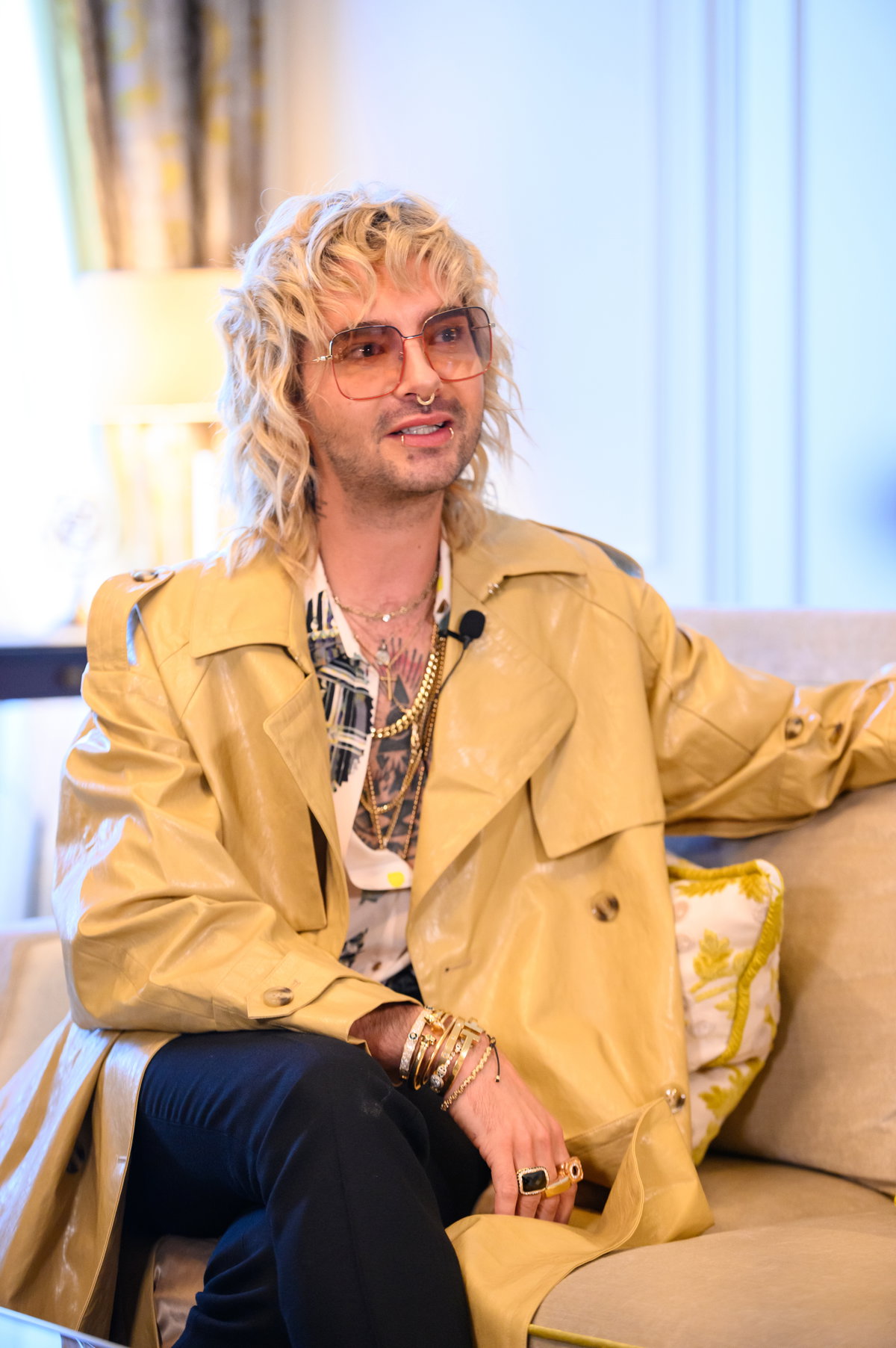 Bill Kaulitz sitzt auf einer Couch
