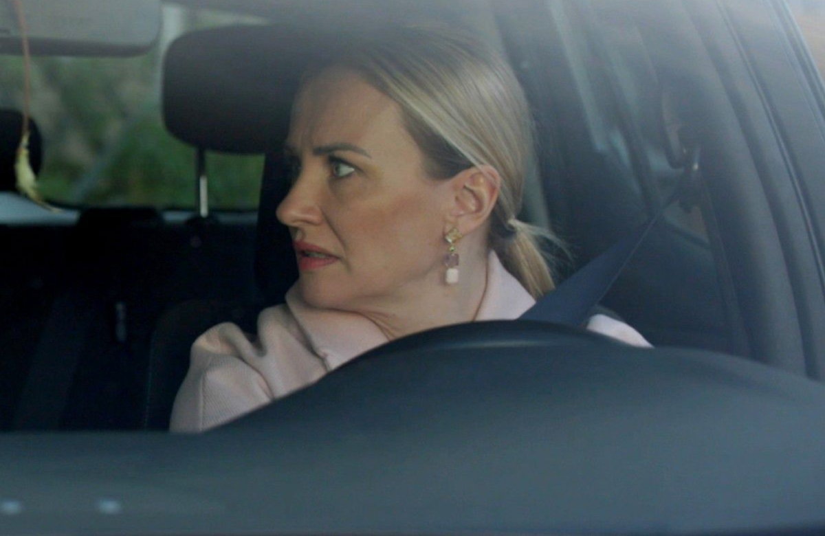 Isabelle guckt bei "Alles was zählt" geschockt zur Seite