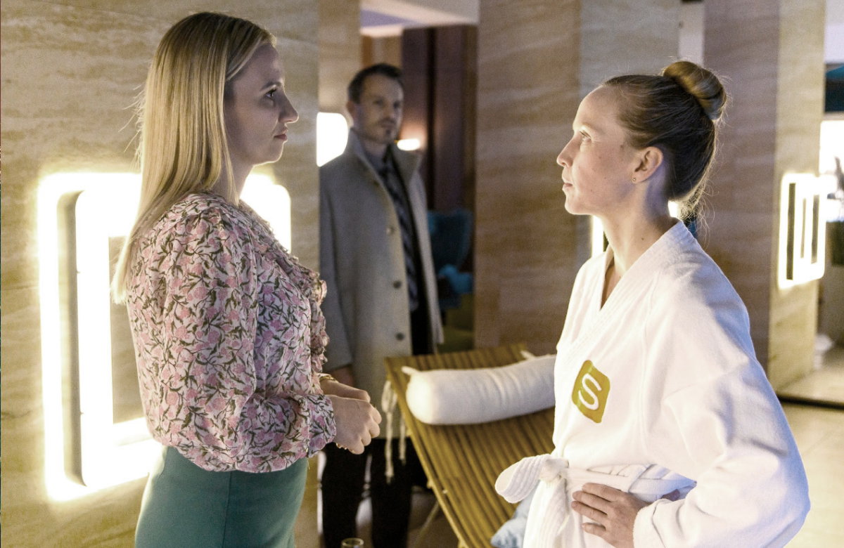Isabelle steht Veronica gegenüber