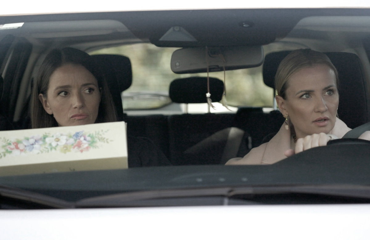 Jenny und Isabelle sitzen bei "Alles was zählt" zusammen im Auto und gucken ernst