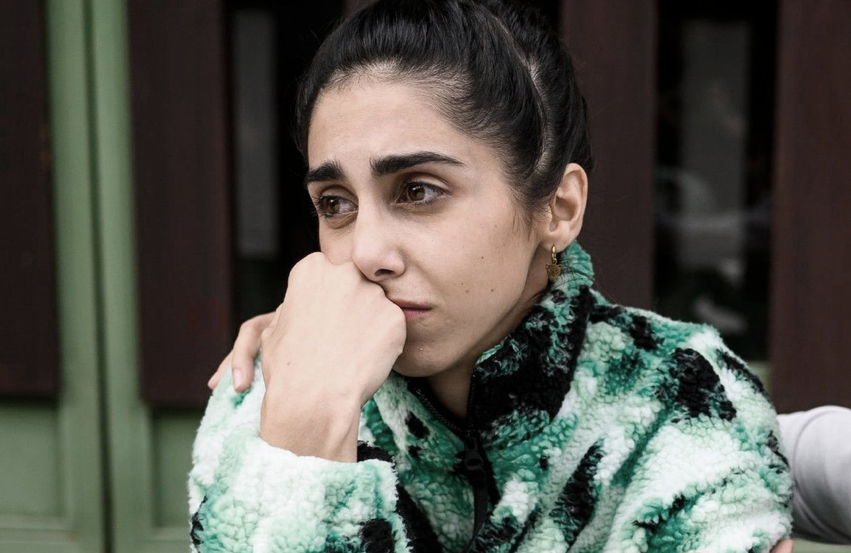 Leyla schaut bei "Alles was zählt" traurig zur Seite und weint