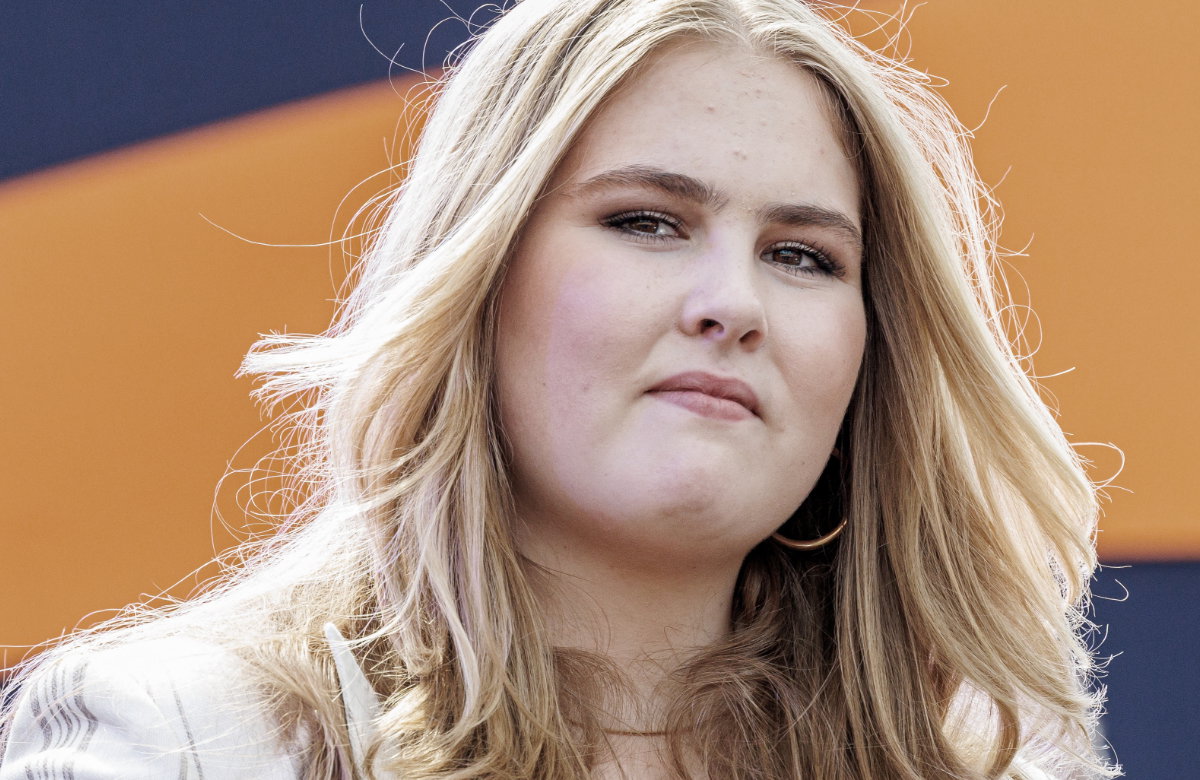 Prinzessin Amalia der Niederlande guckt bedrückt