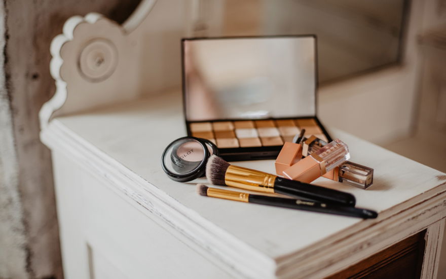 Beauty-Produkte auf Nachttisch