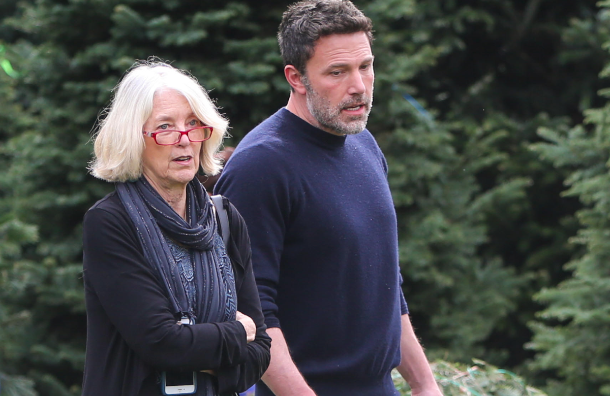 Ben Affleck ernst und angespannt mit seiner Mutter