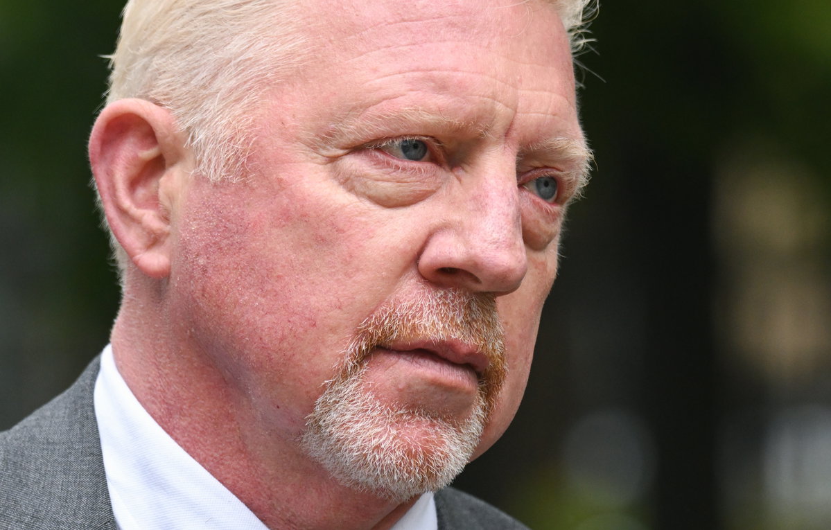 Boris Becker schaut ernst zur Seite