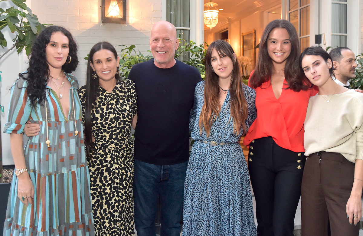 Bruce Willis mit Ex-Frau Demi Moore, Ehefrau Emma und den Töchtern Rumer, Tallulah & Scout
