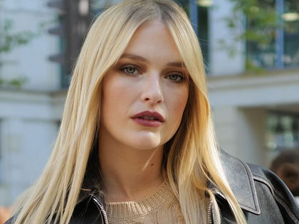 "Emily in Paris"-Star Camille Razat benutzt DIESE Drogerie-Mascara