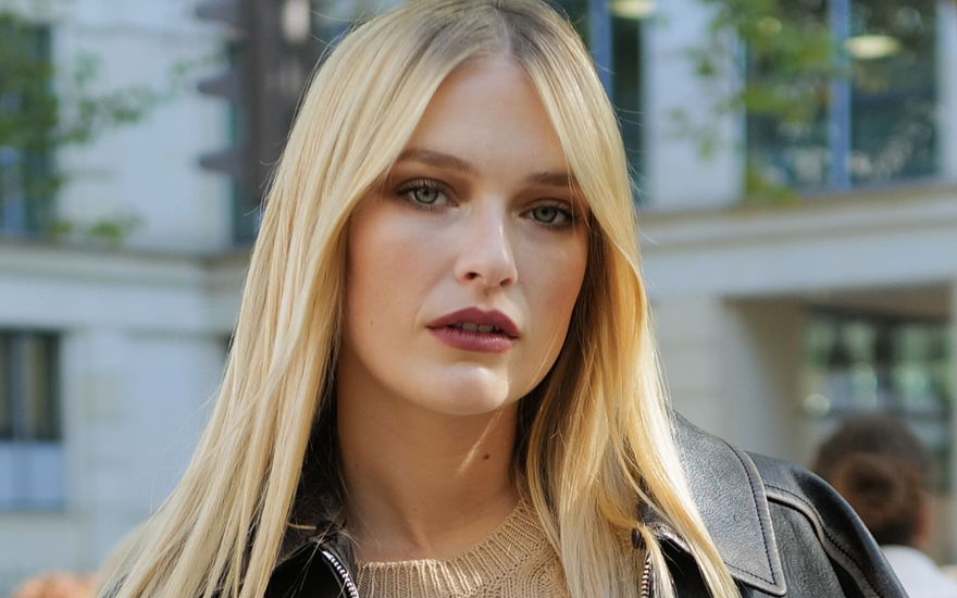 Camille Razat mit Lederjacke