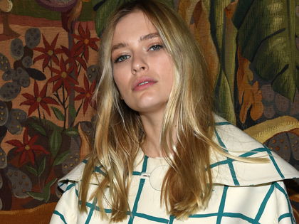 "Emily in Paris": Camille Razat schwört auf DIESE 5-Euro-Haarpflege